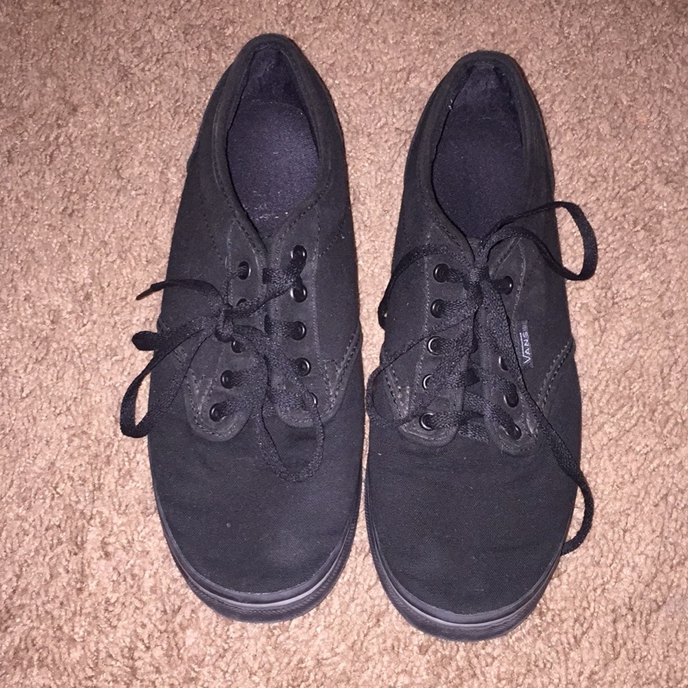 Black lowtop Vans